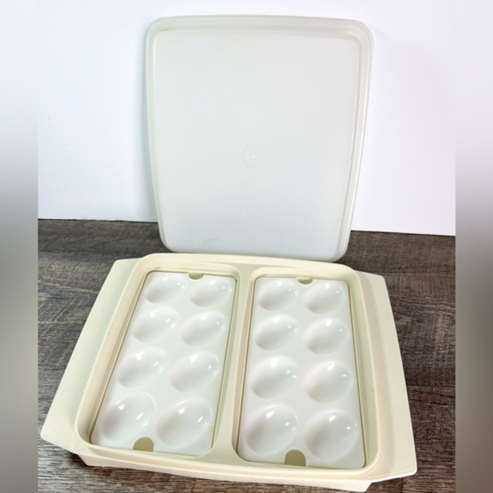 Vintage Tupperware deviled‎ egg keeper container beige Holiday party gathering